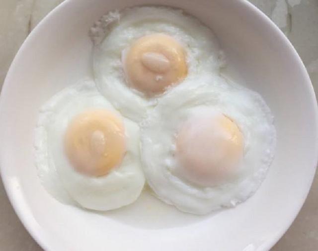 水煮荷包蛋怎么一做就散是什么原因（荷包蛋一煮就散）(2)