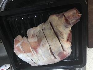 烤箱烤小羊腿的家庭版做法（家庭版简易烤羊腿）(1)