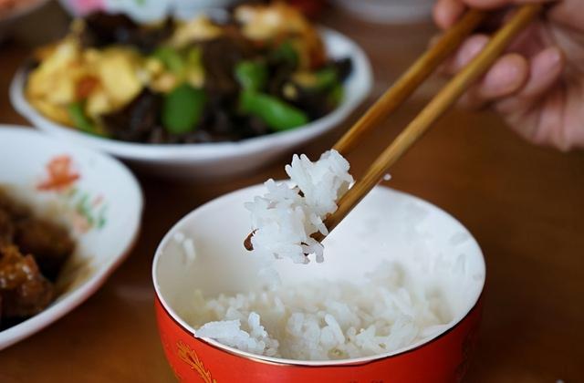蒸米饭要放什么才会香甜好吃（蒸米饭时只加水可不行）(2)
