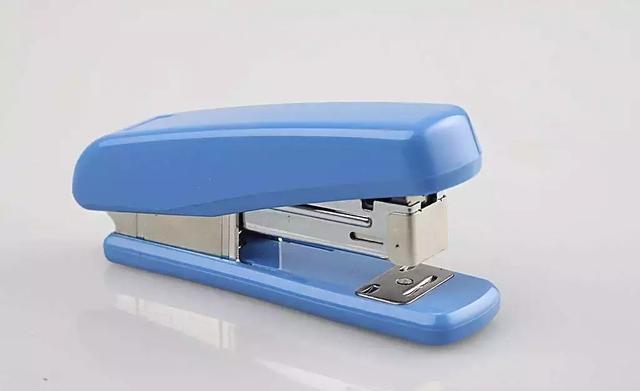 用订书机的钉子还能做些什么（日本人发明神奇订书机）(2)