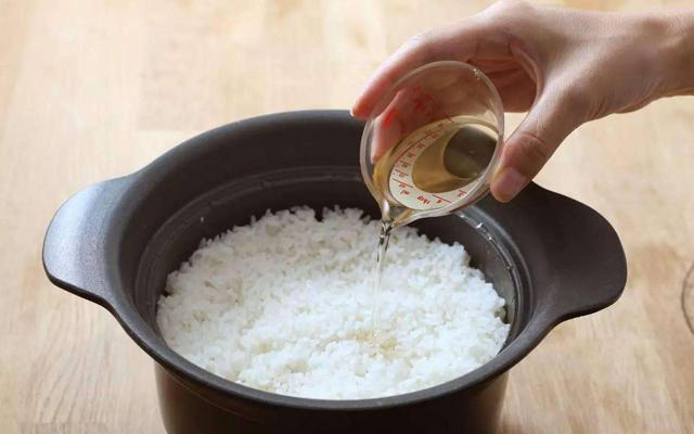 米饭夹生怎样补救（做饭时米饭夹生了怎么办）(1)