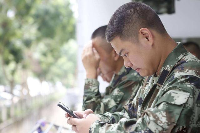 当兵什么情况下没收一个月手机（当兵后你被收过几部手机）(2)