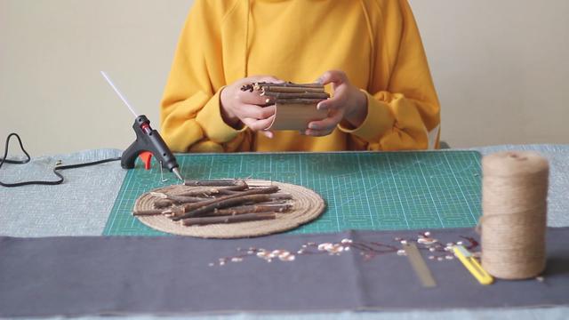 制作竹子笔筒的教程（一个快递盒一根枯树枝）(8)