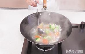 大虾海鲜菇汤的做法（明虾海鲜汤做法详解）(13)