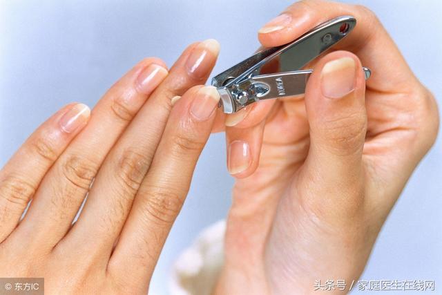 手指甲中下凹陷是怎么回事（手指甲凹陷预示身体疾病）(1)