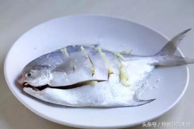 蚝油红烧鲳鱼怎样做才好吃（蒜香鲳鱼的做法）(6)