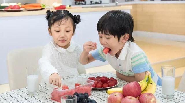 为什么一定要让宝宝多吃水果（该怎么给宝宝吃水果）(2)