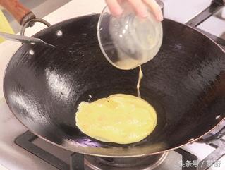 大厨韭菜炒鸡蛋正确做法（厨师长在家教你做洋葱炒鸡蛋）(4)