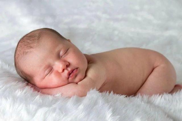 新生儿睡觉黑白颠倒纠正需要多久（新生儿睡觉黑白颠倒怎么纠正）(2)