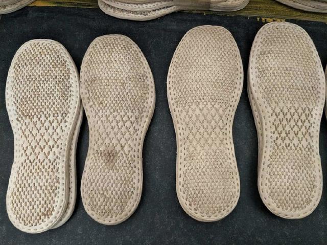老奶奶手工缝制的布鞋无人问津（一门即将消失的手艺）(2)