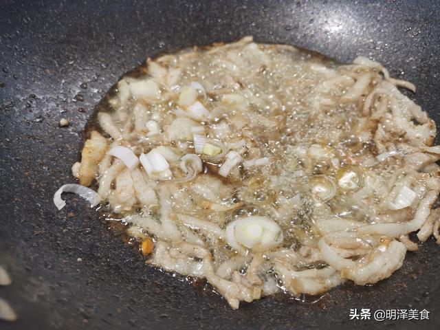 土豆丝炒东北酸菜（东北家常菜酸菜炒土豆丝）(10)