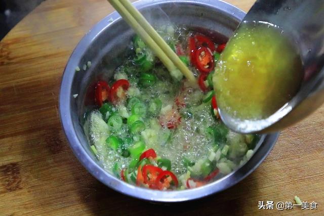 家常拌青椒皮蛋最简单做法（简单易上手的凉拌青椒皮蛋）(5)