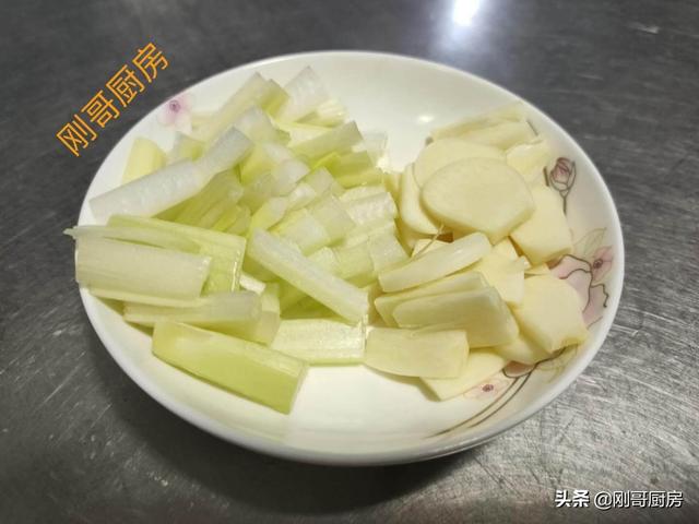 黄豆芽炒粉条怎么炒好吃又简单（黄豆芽炒粉条怎么做好吃）(6)