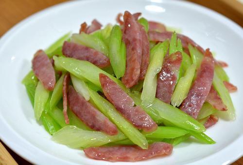 芹菜炒腊肉的家常做法大全窍门（芹菜炒腊肉怎样做才好吃）(8)