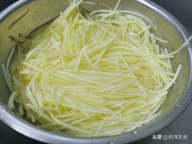 土豆丝炒东北酸菜（东北家常菜酸菜炒土豆丝）(7)