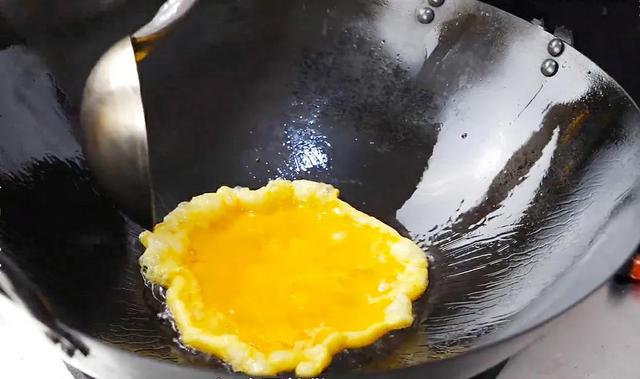 大厨教您做蛋炒饭最简单也最困难（看年薪38万的大厨是如何做蛋炒饭的）(2)