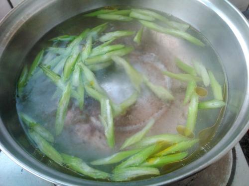 芹菜炒腊肉的家常做法大全窍门（芹菜炒腊肉怎样做才好吃）(4)