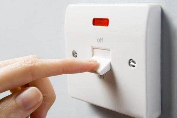 更换插座面板需要断电吗（家里的插座烧坏了怎么办）(2)
