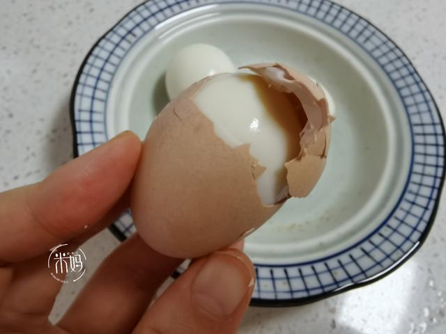 怎么样煮白水蛋才好剥（切记不要只用清水煮）(7)