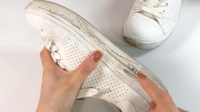 白鞋脏了怎么才能把它洗干净（白鞋变脏了别用水擦）(2)