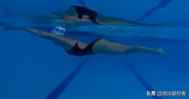 从后面看蛙泳蹬腿慢动作分解（你不可错过的专业蛙泳教学系列之蹬腿）(2)