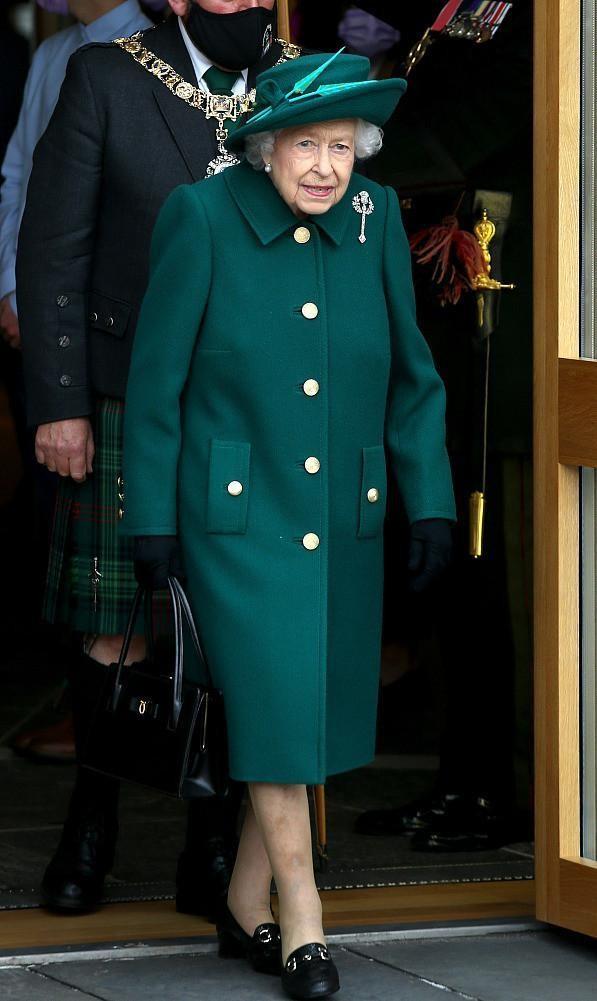 英国女王穿墨绿色大衣（英国女王哪像近百岁的高龄）(6)