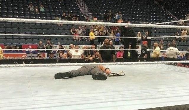 wwe 十大奇事（WWE疯人院长在擂台上睡了15分钟）(2)