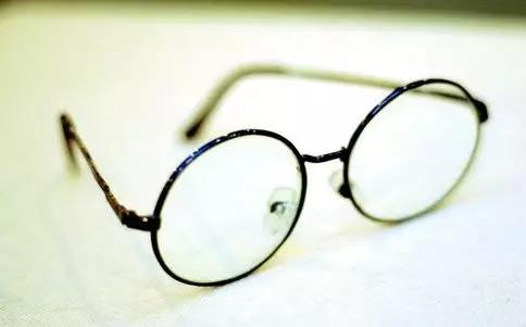 眼镜框的材质有几种（眼镜框是什么材质做的）(2)