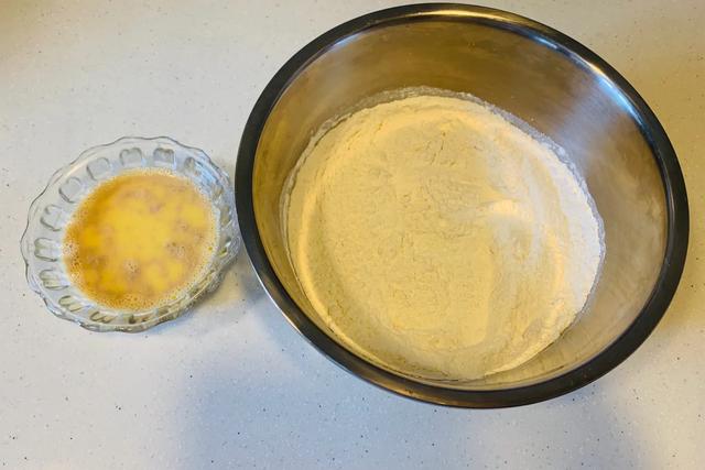 油条饼怎么做才松软（蓬松酥脆的大油条和油饼一步到位）(8)