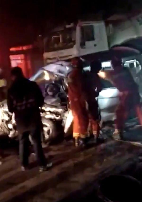西安交通事故10死2伤（西安面包车与罐车相撞已致10死2伤）