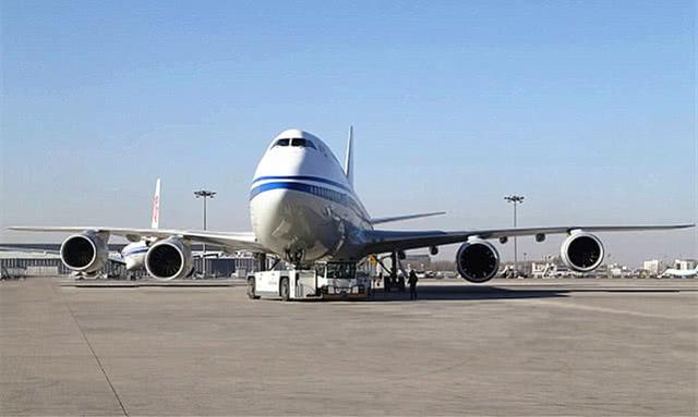 波音747对比运输机（号称飞机中的巨无霸波音747）(4)