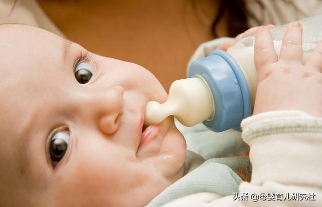 正常的宝宝可以喝水解奶粉吗（宝宝出现什么症状需要水解奶粉）(1)