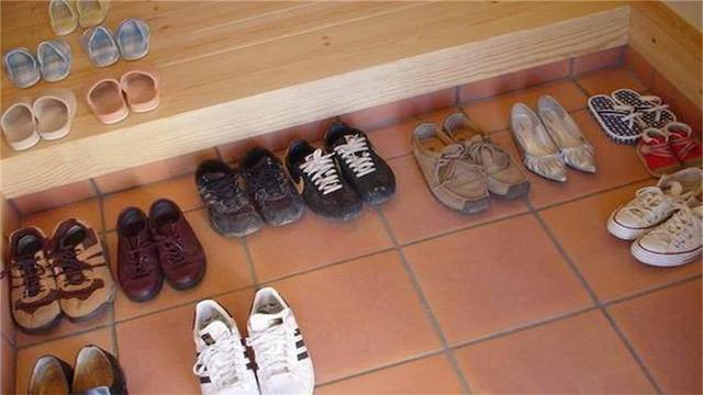 日本进门脱鞋脚臭怎么办（日本人进到屋内要脱鞋）(2)