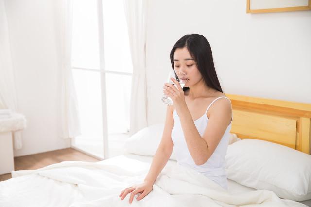 睡前喝水能帮助人更好的入睡吗（睡前喝水真的好吗）(3)