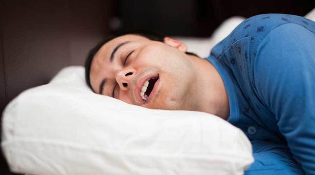 晚上睡觉打呼噜到底该怎么治疗（睡觉总是打呼噜）