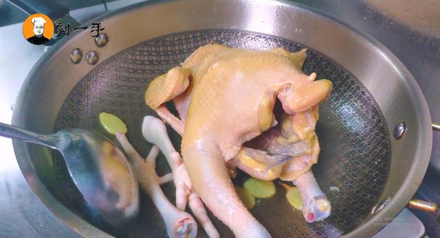 正宗粤菜豉油鸡做法（半碗生抽一只鸡）(4)