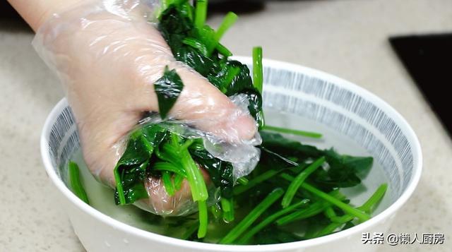 菠菜炒熟猪肝的家常做法窍门（菠菜怎么做好吃）(14)