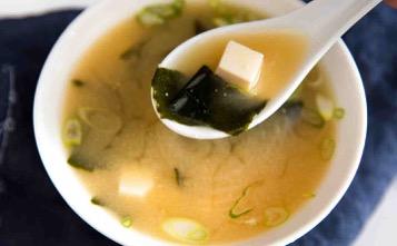 日本的味噌汤拿什么做的（日本人连早餐都要喝的味噌汤）(2)