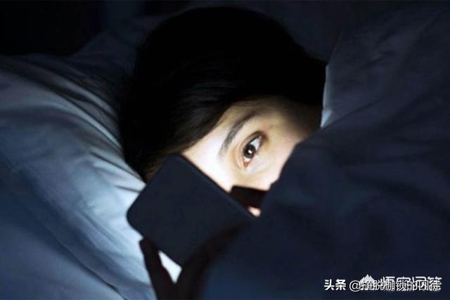 黑夜看手机造成黄斑病变吗（关灯玩手机会导致视网膜黄斑病变）(1)