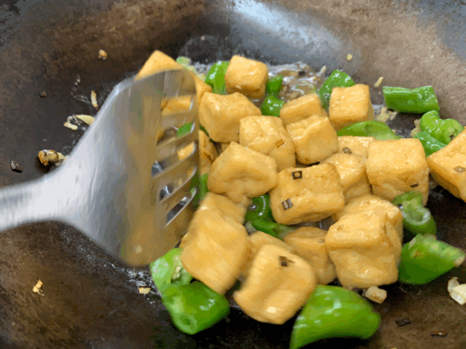 家常炒油豆腐的简单做法（青椒油豆腐）(18)