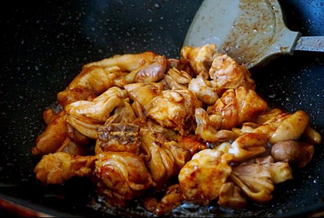 干香菇焖鸡肉家常做法（饭店做的香菇焖鸡肉都没有这么好吃）(8)