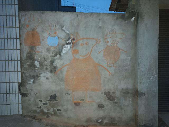 小猪佩奇一家人在树林里玩耍绘画（亲子带娃趣事墙上用砖头画出的佩奇一家人）(4)