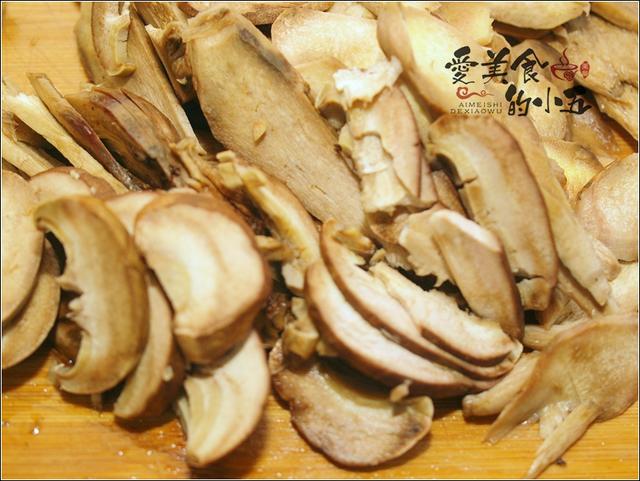 炒鲜牛肝菌家常做法（爆炒牛肝菌舌尖上的美味）(5)