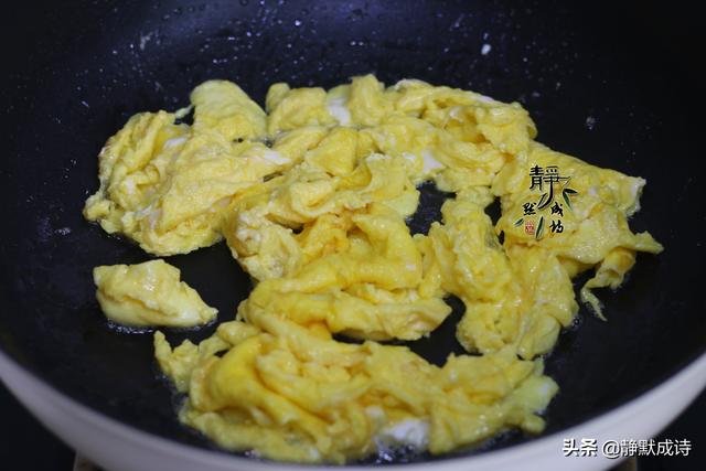 怎么样做好吃的黄瓜炒鸡蛋（跟我学黄瓜炒鸡蛋）(9)