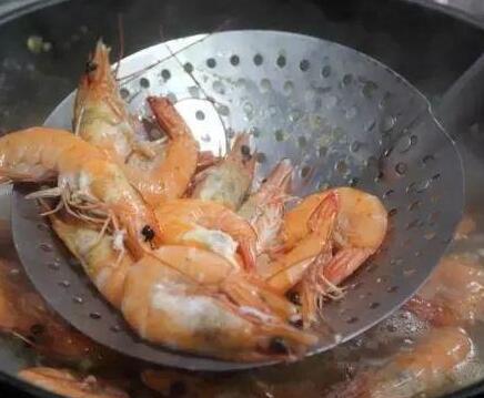 白水煮虾是热水还是冷水下锅（用冷水还是热水）(2)