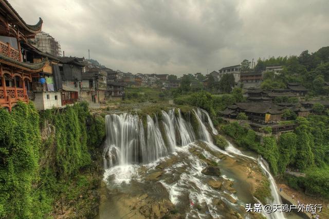 芙蓉古镇最佳观赏瀑布的位置（挂在瀑布上的千年古镇）(1)