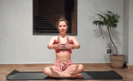 瑜伽怎么练收副乳（9个瑜伽动作打造直角肩）(5)