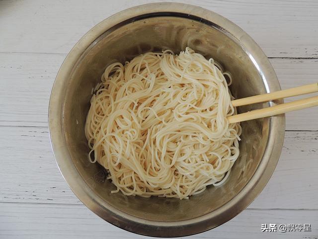 黄磊做的鸡丝凉面的做法（中餐厅秦海璐的鸡丝凉面）(10)