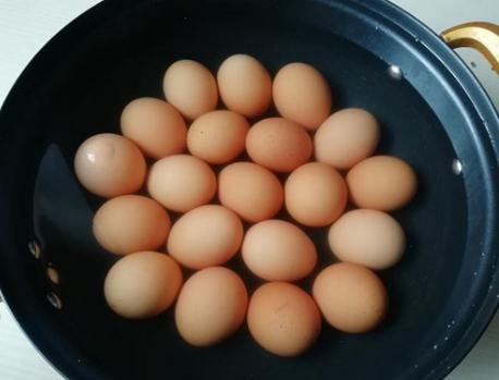 腌熟咸鸡蛋的最简单的方法（70岁奶奶腌咸鸡蛋有窍门）(3)