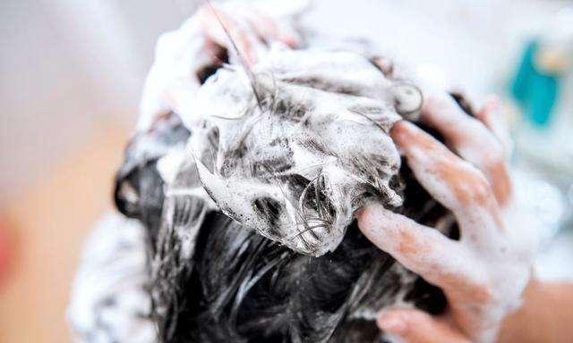 为什么女人生理期不能洗头（女性生理期能不能洗头发）(1)